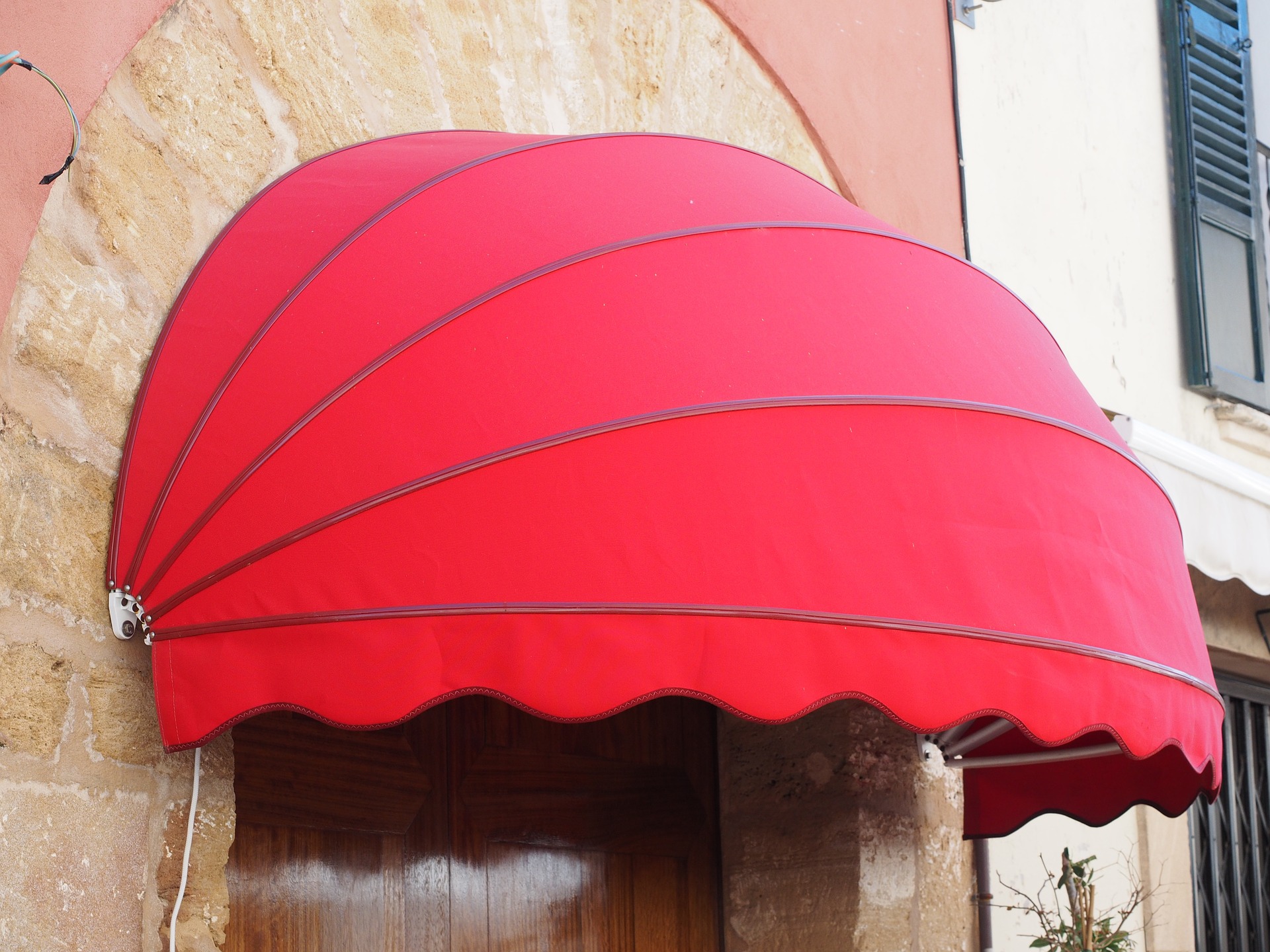 red awning